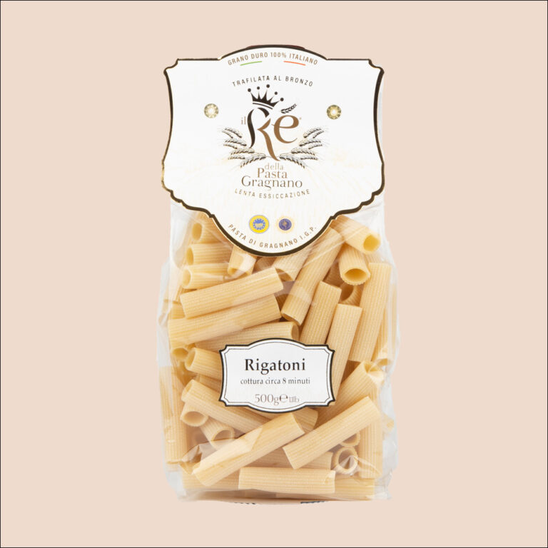 Hausgemachte italienische Pasta Rigatoni aus dem italienischen Spezialitätengeschäft