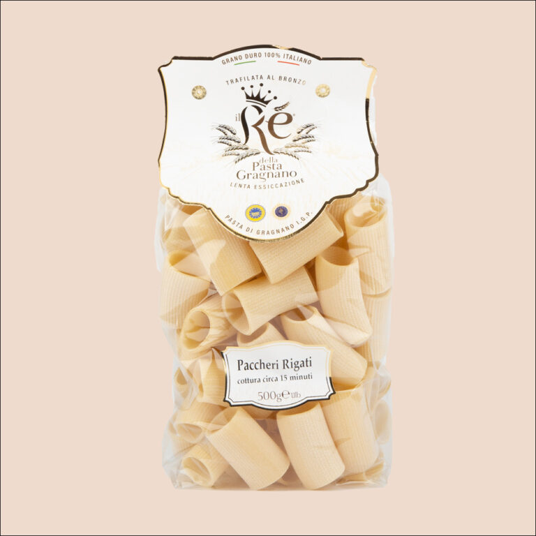 Hausgemachte italienische Paccheri rigati aus dem italienischen Spezialitätengeschäft